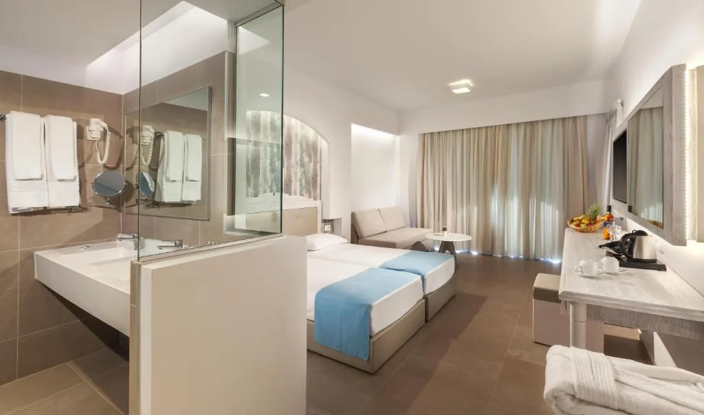 The Aeolos Beach Hotel: another view