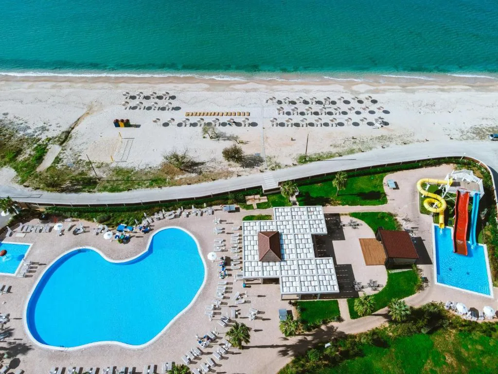 Almyros Beach Resort & Spa: another view