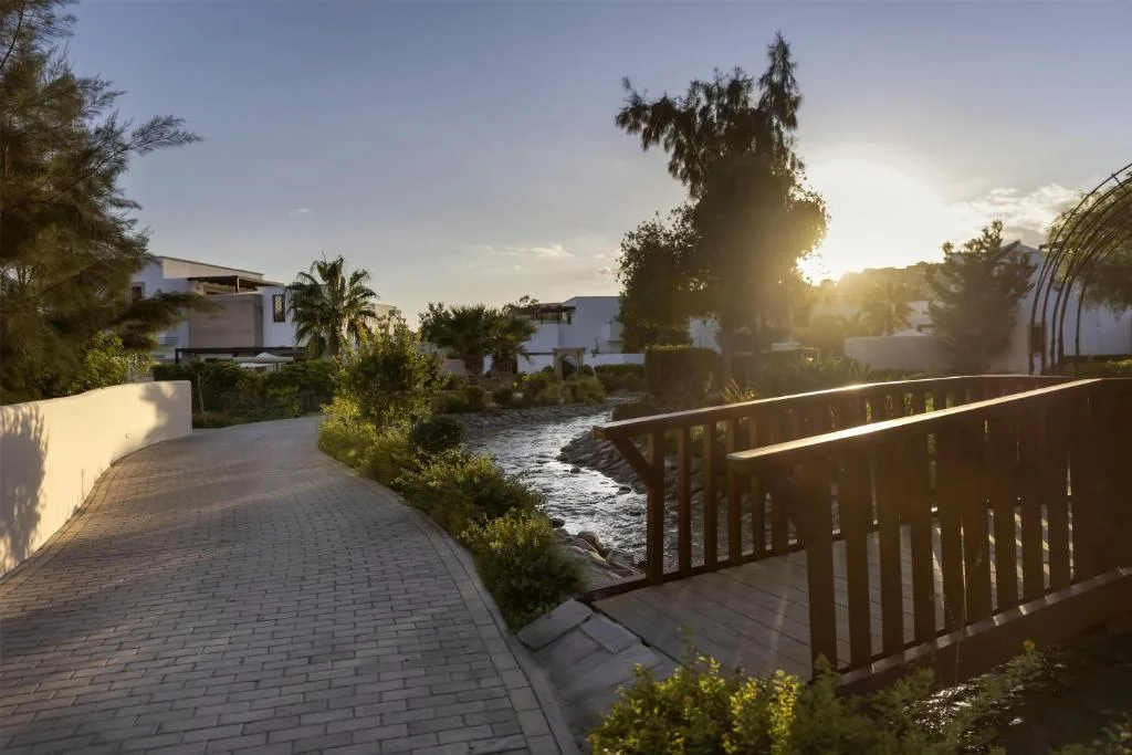 Aulus Lindos Rhodes, Curio Collection by Hilton: another view