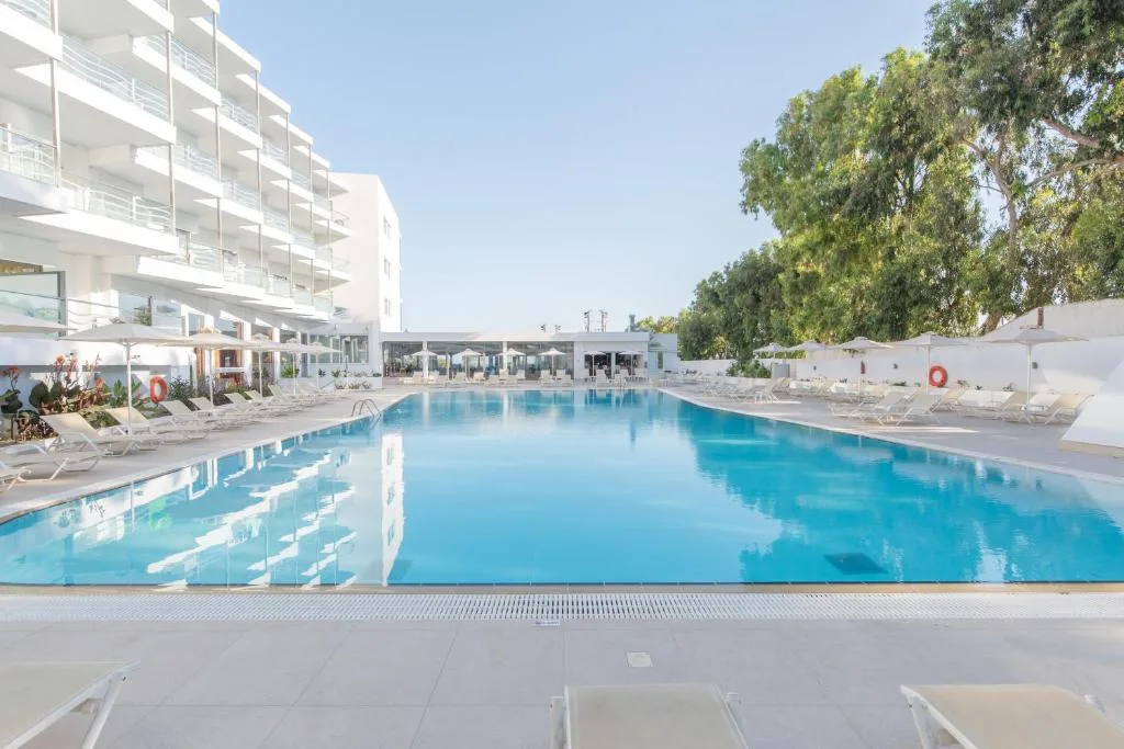 Belair Beach Hotel: another view