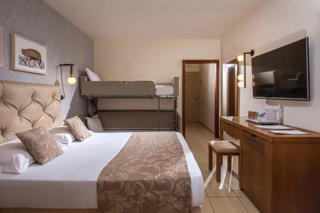 Bella Beach Hotel: another view