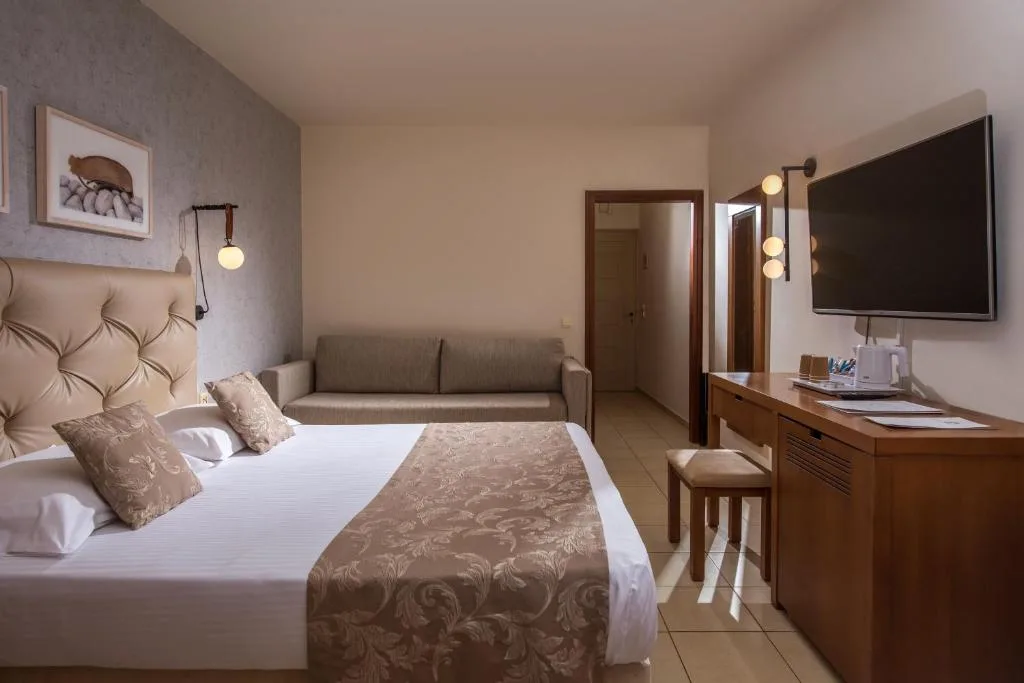 Bella Beach Hotel: another view