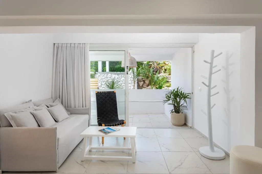 Dimitra Beach Hotel & Suites: another view