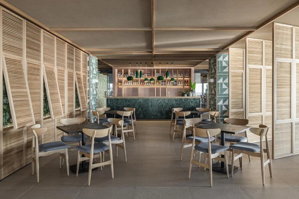 Eden Roc Resort: another view