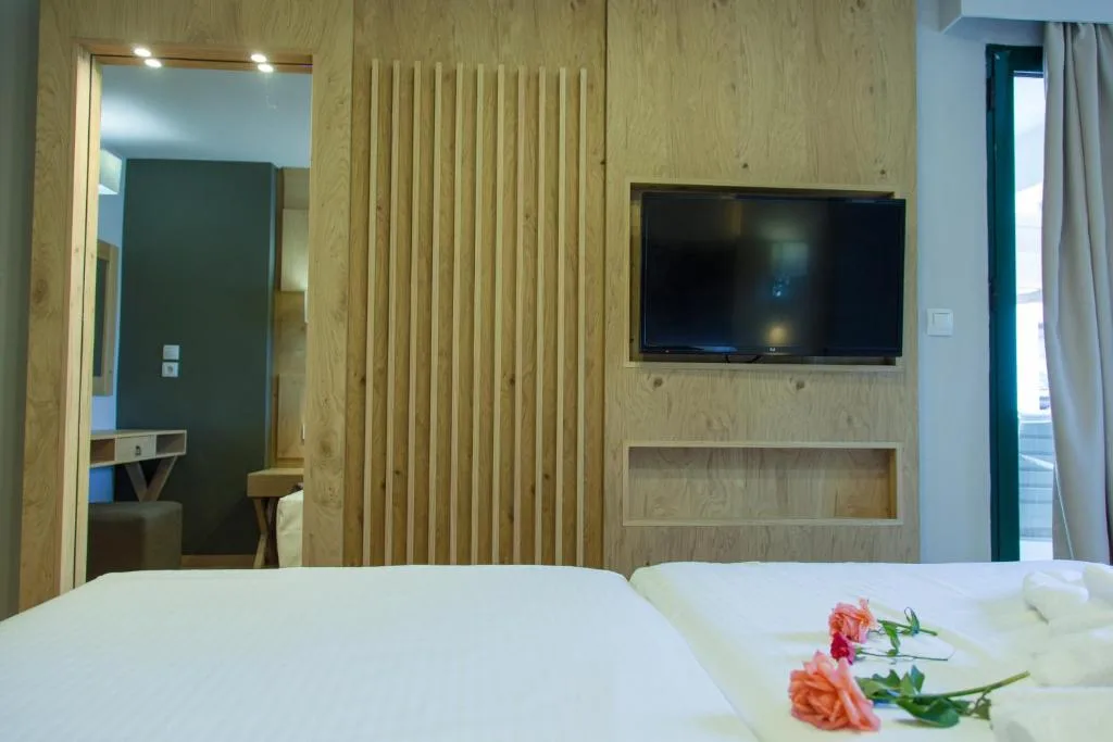 Elmi Beach Hotel & Suites: another view