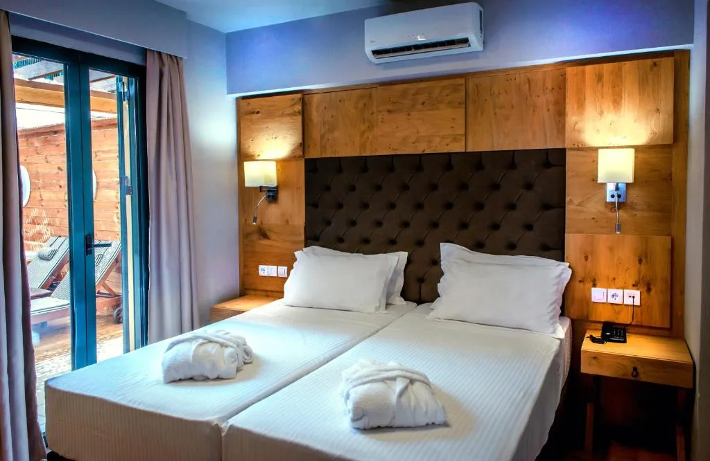 Elmi Beach Hotel & Suites: another view