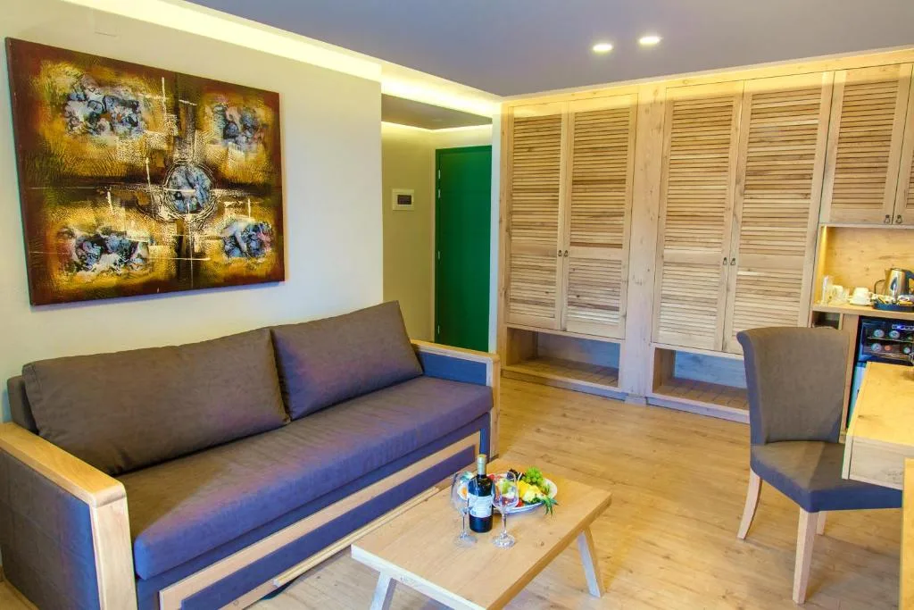 Elmi Beach Hotel & Suites: another view