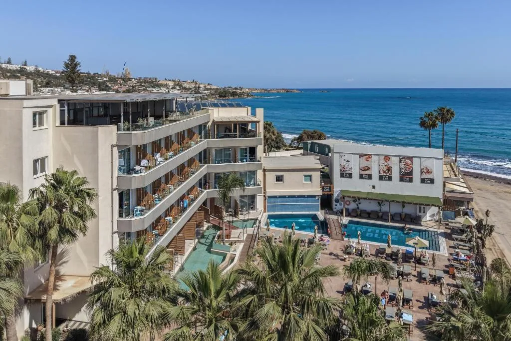 Enorme Infinity Beach: another view