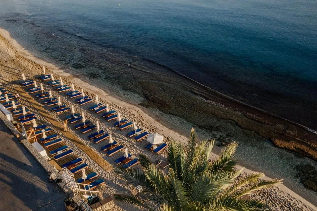 Enorme Infinity Beach: another view