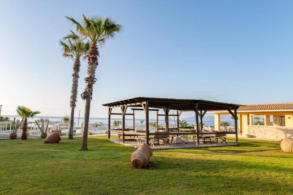 Grand Blue Beach Hotel: another view