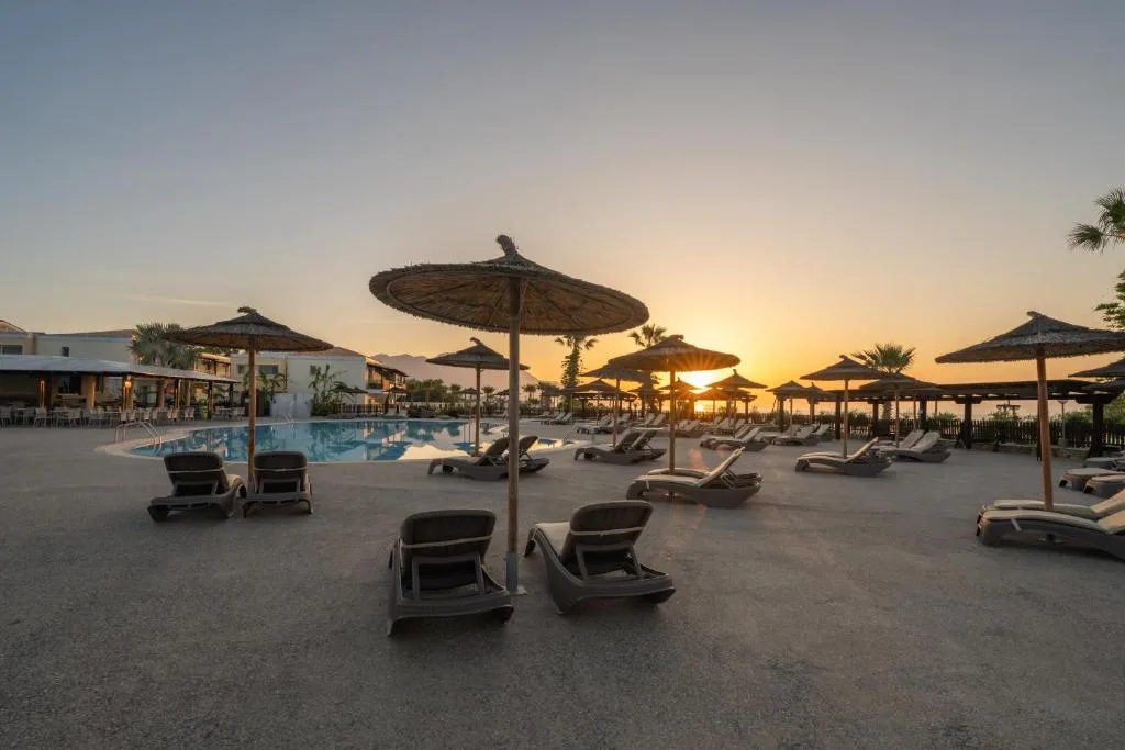 Grand Blue Beach Hotel: another view