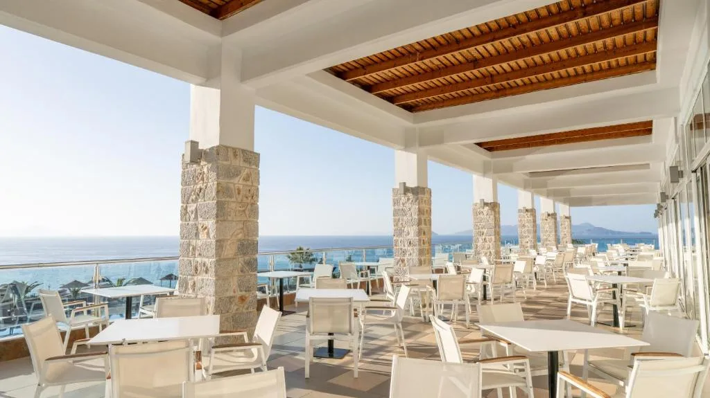 Grand Blue Beach Hotel: another view