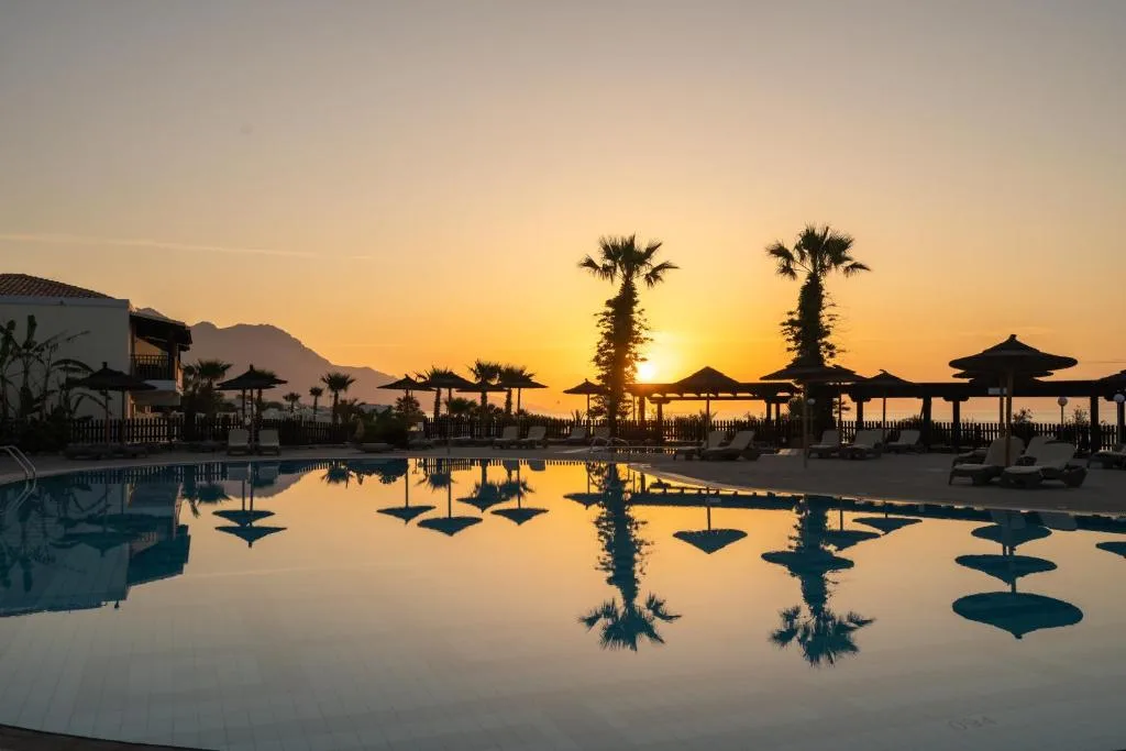 Grand Blue Beach Hotel: another view