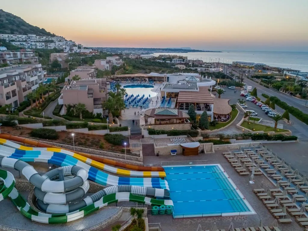 Grand Hotel Holiday Resort: another view