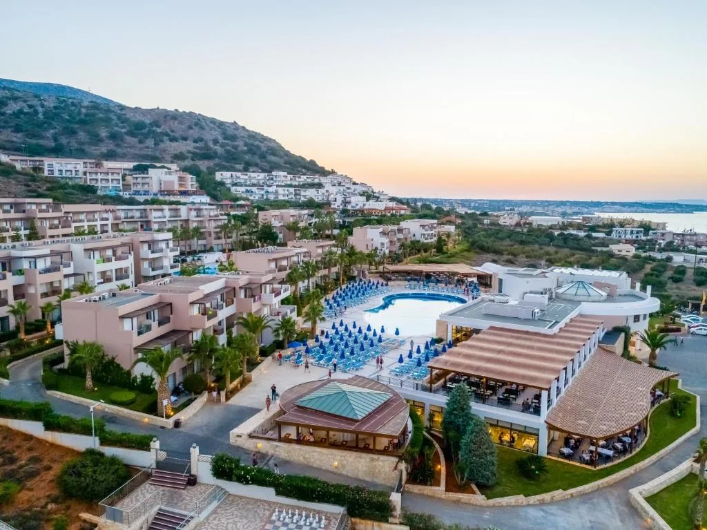 Grand Hotel Holiday Resort: another view