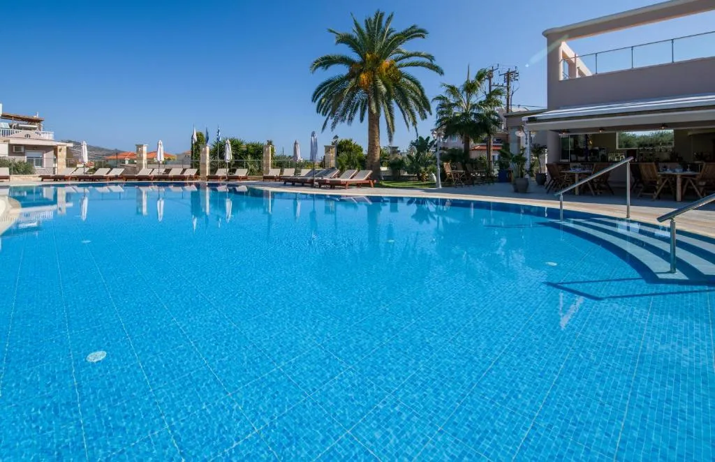 Isida Hotel Agia Marina: another view