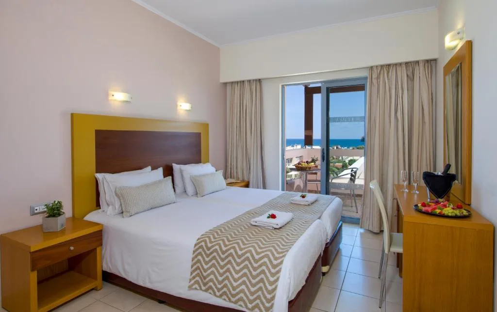 Isida Hotel Agia Marina: another view
