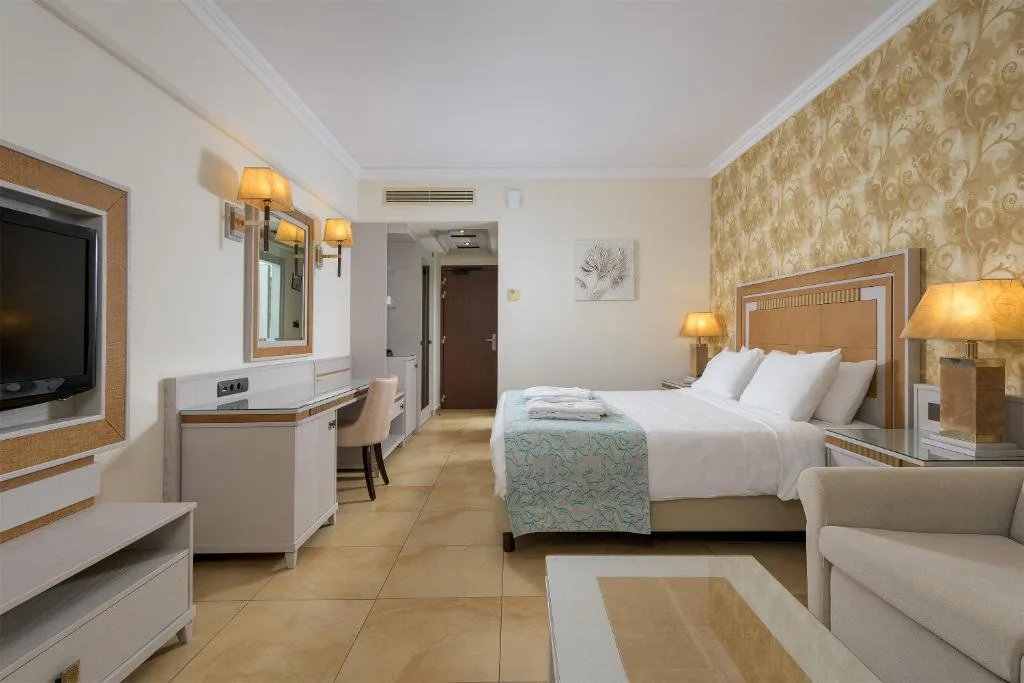 La Marquise Luxury Resort Complex: another view
