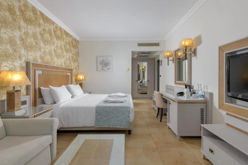 La Marquise Luxury Resort Complex: another view