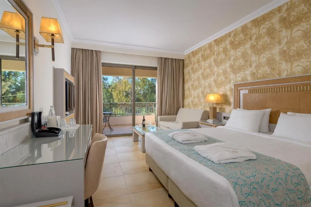 La Marquise Luxury Resort Complex: another view