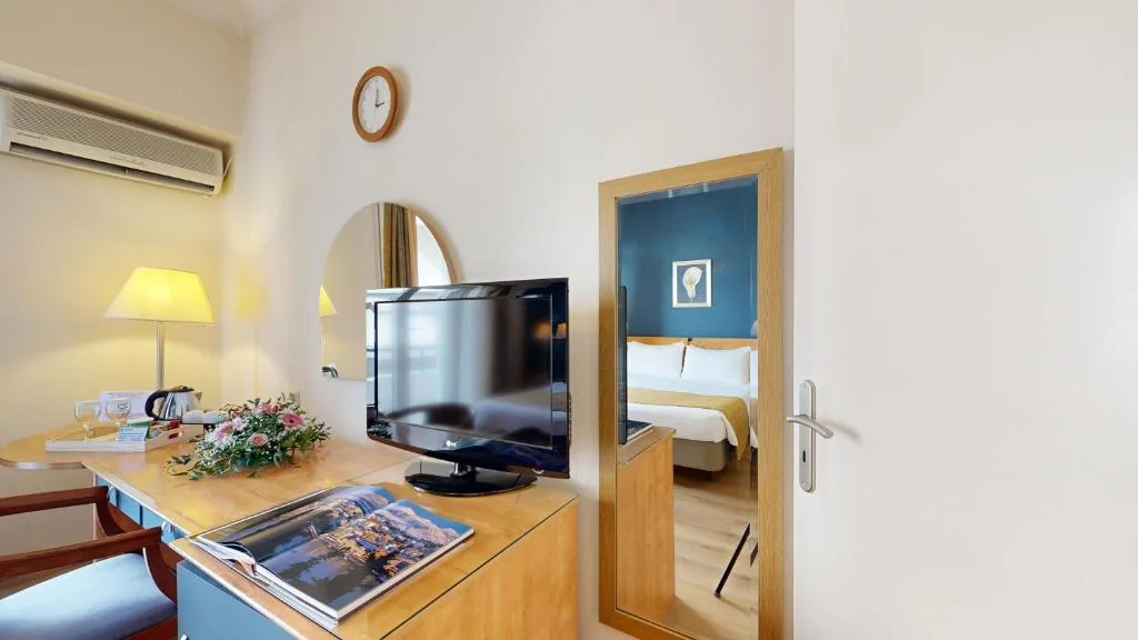Lucy Hotel: another view