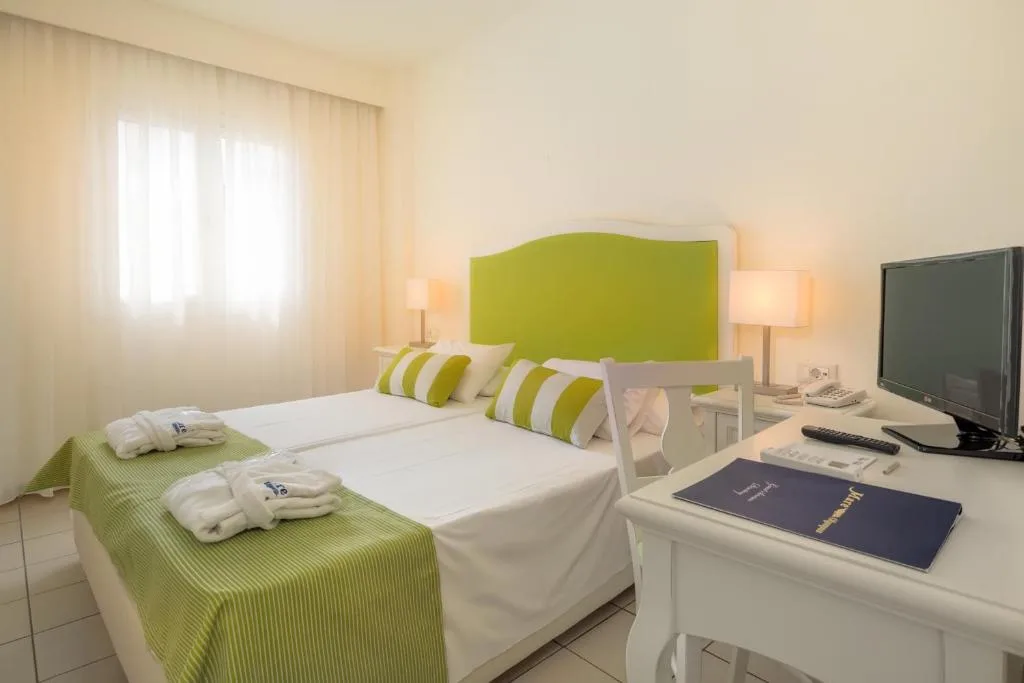 Mare Hotel Apartments: another view