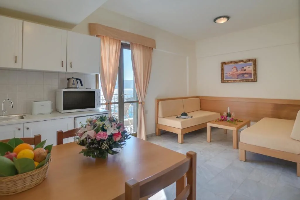 Mare Hotel Apartments: another view