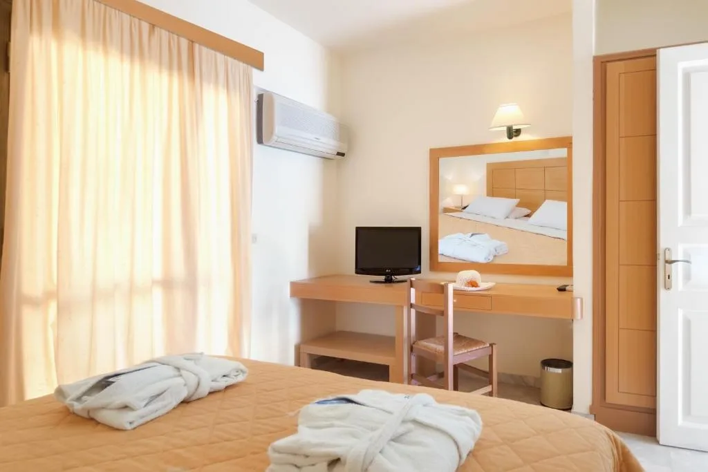 Mare Hotel Apartments: another view