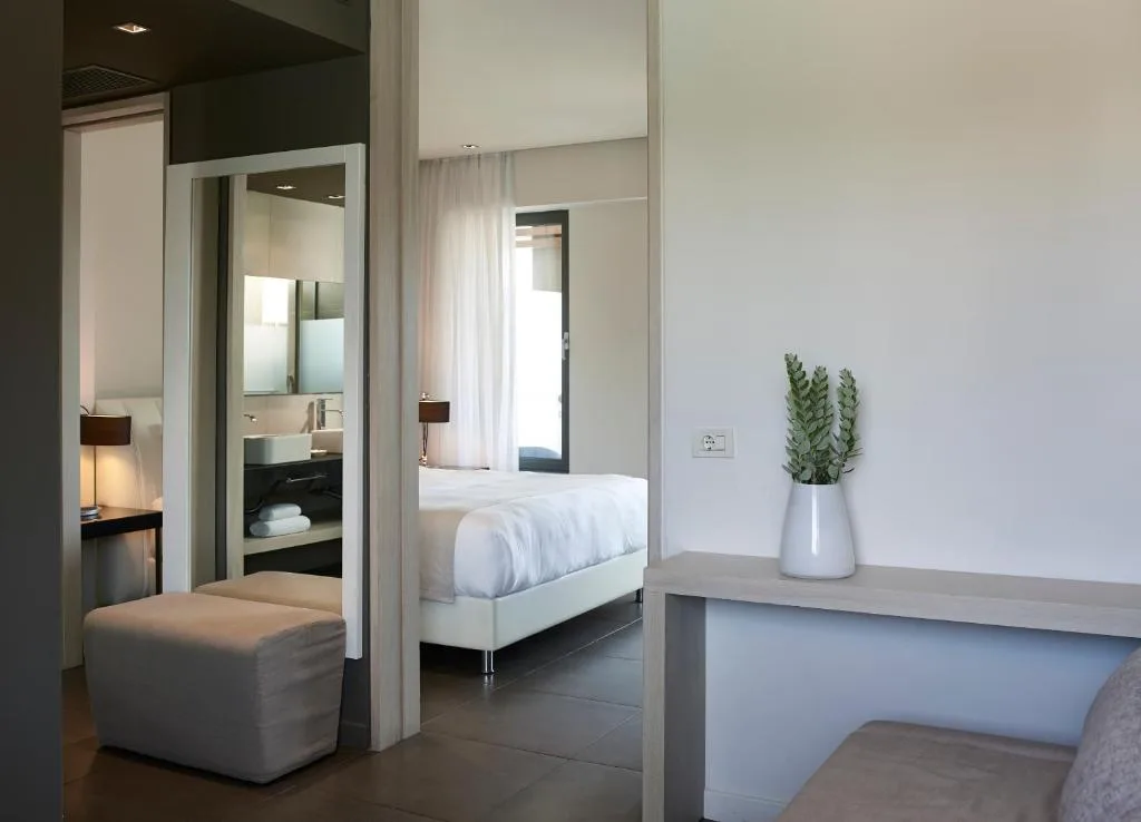 Pelagos Suites Hotel & Spa: another view
