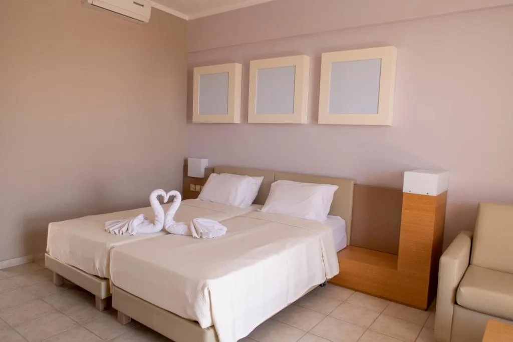 Sovereign Beach Hotel: another view