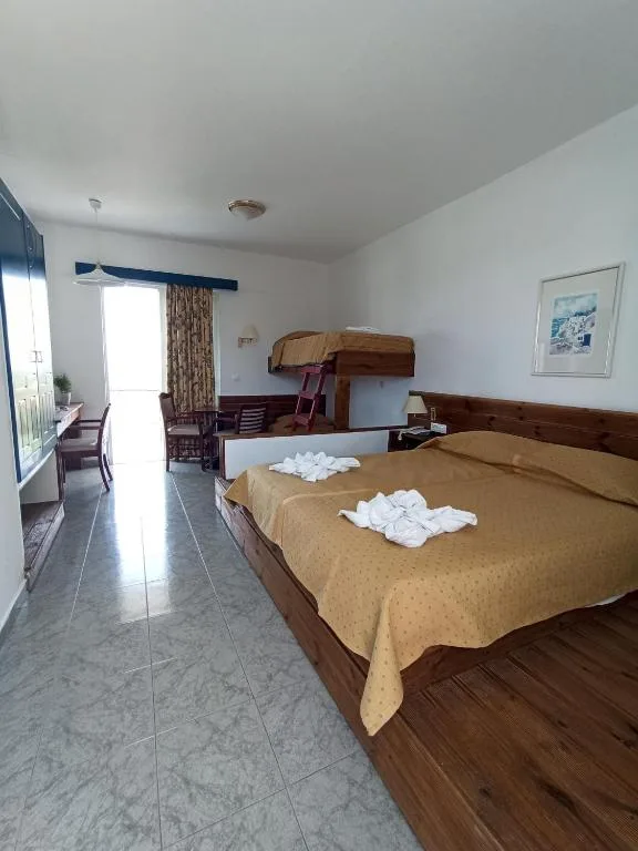 Summer Dream Hotel: another view