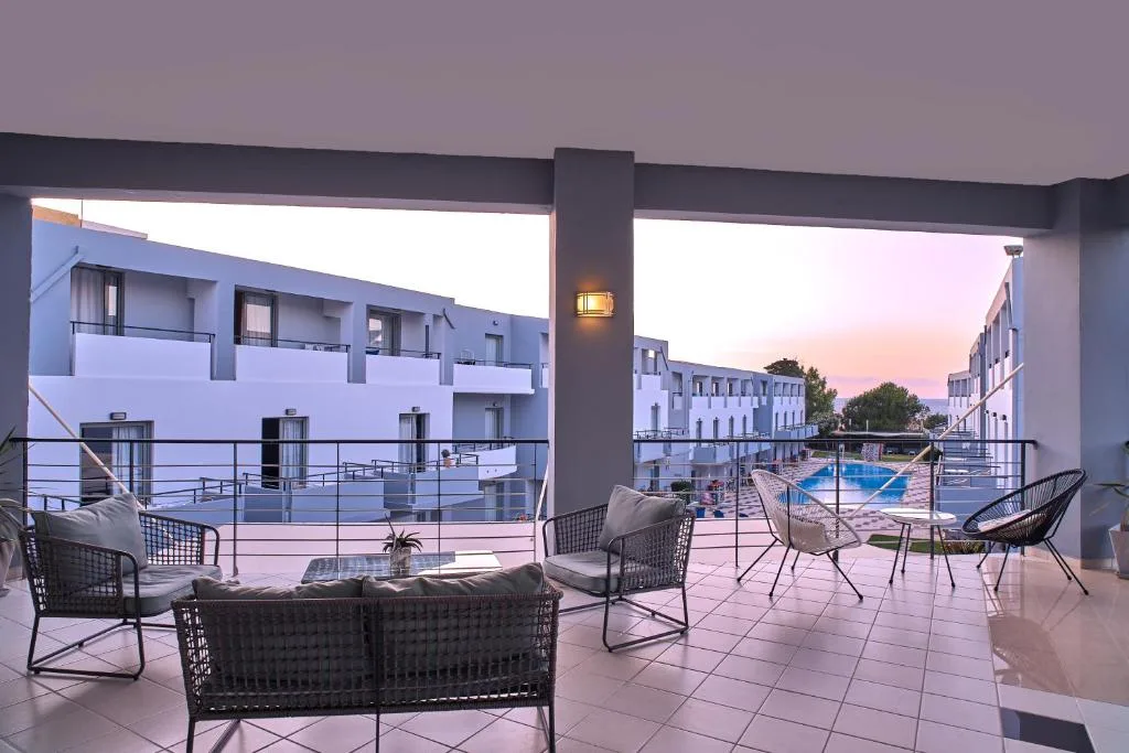 Sunrise Village Hotel: another view