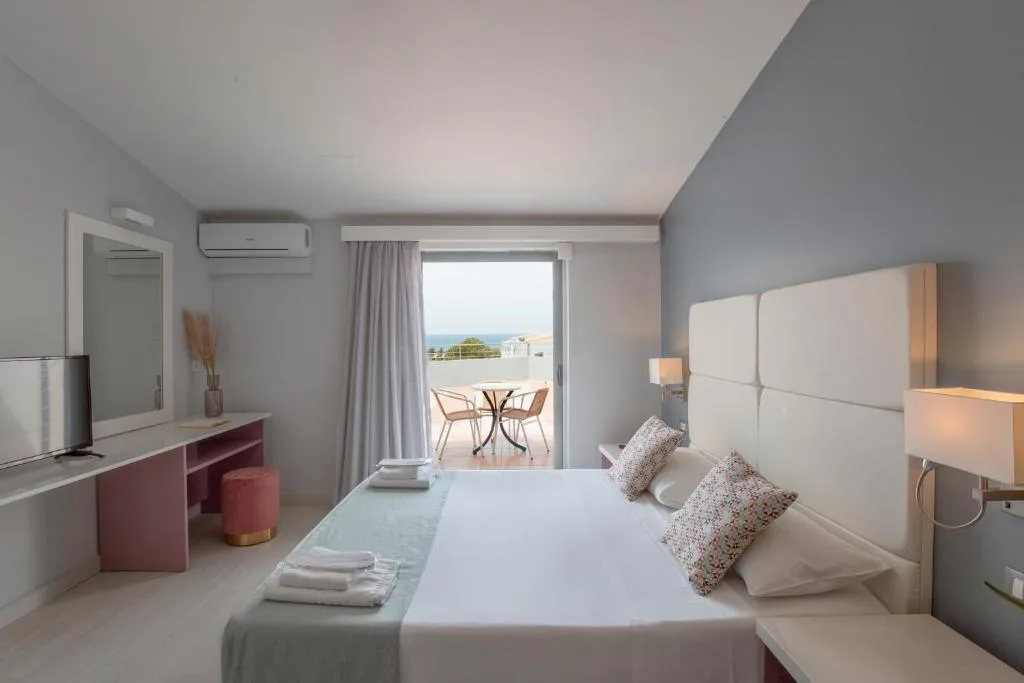 Sunrise Village Hotel: another view