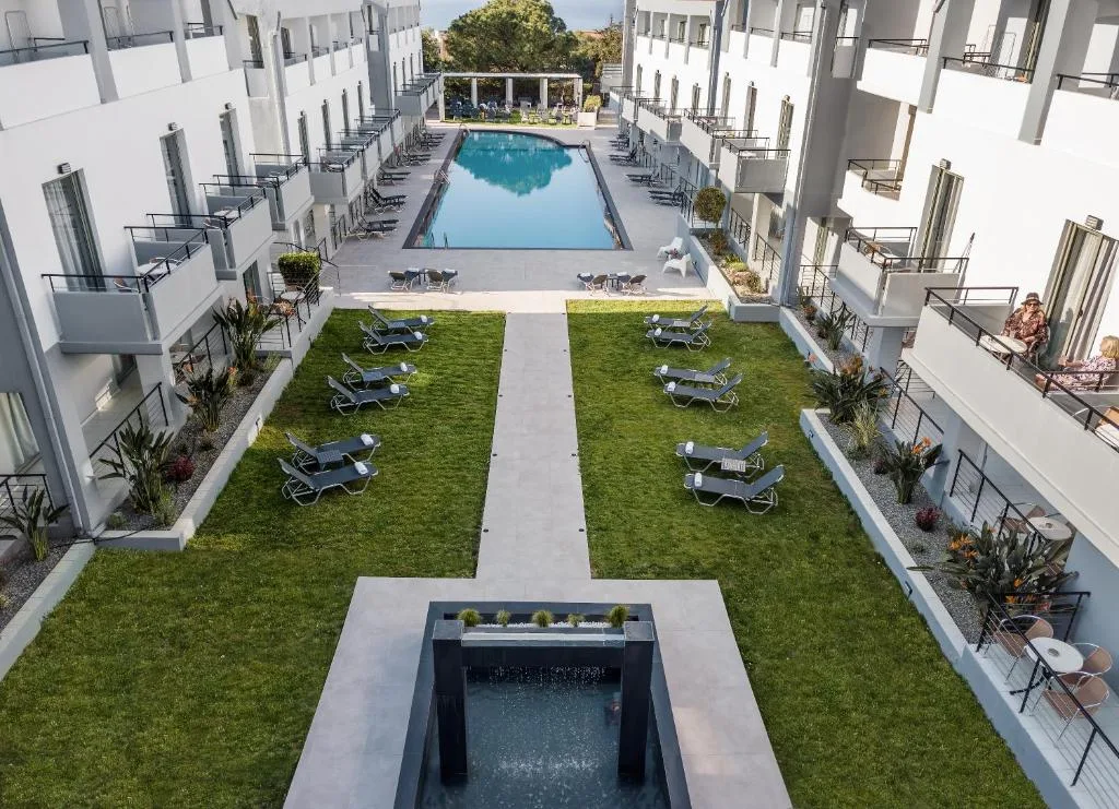 Sunrise Village Hotel: another view